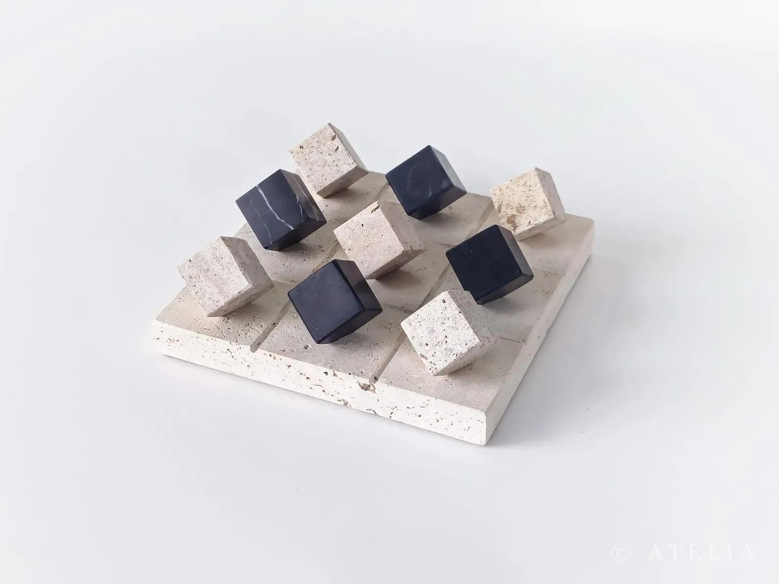 XO  Jeu XO en travertin et marbre noir de Khenifra